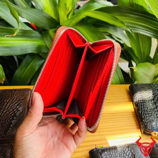 Ví mini cá sấu nâu đỏ độc đáo.